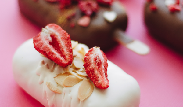 White & Milk Chocolate Cakesicles 